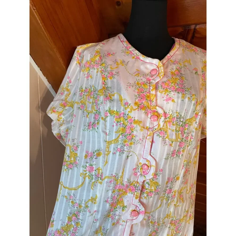 Vintage 60s Lightweight Nightgown w/ Floral & Gold Birdhouse Embellishment sz M